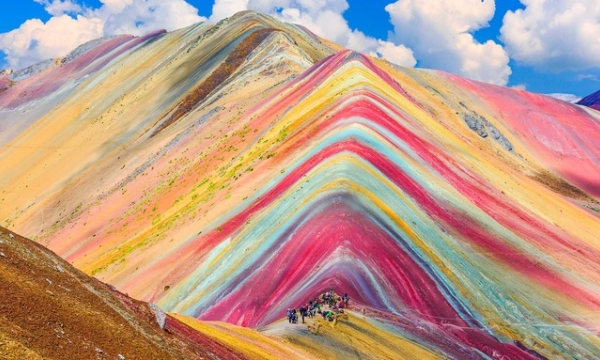 Ngỡ ngàng ngọn núi cao gần 5.000m thuộc dãy núi dài nhất thế giới, ‘đốn tim’ du khách bởi vẻ đẹp ‘siêu thực’ với màu sắc sặc sỡ như cầu vồng
