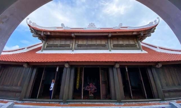 Ngôi chùa Sinh Tồn rộng 500m2 nằm trên quần đảo xa bờ nhất Việt Nam, nhiều chi tiết đều được in Quốc huy của đất nước