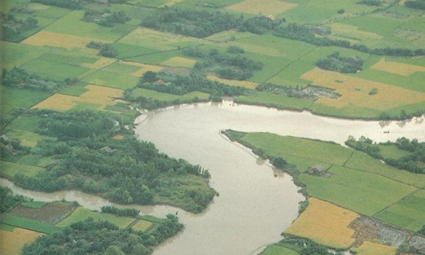 Dòng sông chảy ngược từ Việt Nam lên Trung Quốc: Là sông lớn nhất của khu vực miền núi Đông Bắc, bắt nguồn từ vùng núi cao hơn 1.000m