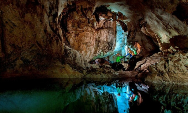 Hang động huyền bí nằm dưới chân dãy núi đá vôi ở một tỉnh miền Trung, nổi bật với hệ thống thạch nhũ và sông ngầm nước biếc tuyệt đẹp