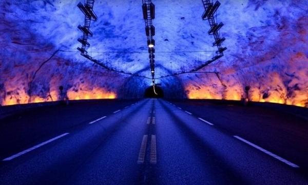 Hầm đường bộ dài nhất thế giới, đặt một nhà máy bên trong khiến người dân đi 24km cũng không lo ngạt