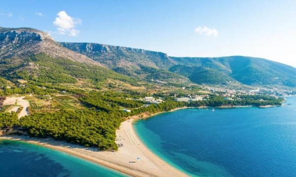 Bãi biển đẹp nhất châu Âu chỉ dài nửa km nhưng lại có khả năng ‘biến hình’