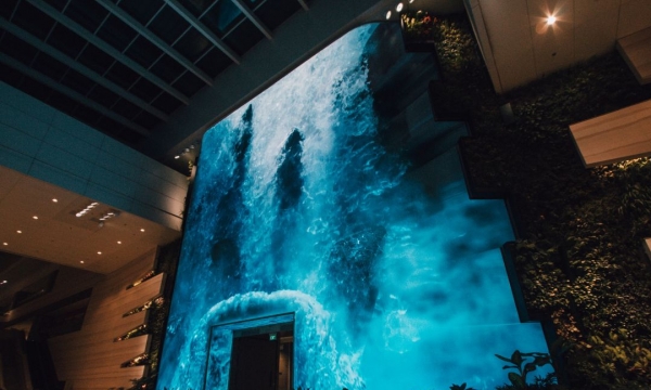 Chiêm ngưỡng 'kỳ quan' thác nước ảo đầu tiên tại Đông Nam Á cao 14m, tọa lạc tại sân bay 5 sao được vinh danh 'tốt nhất thế giới'