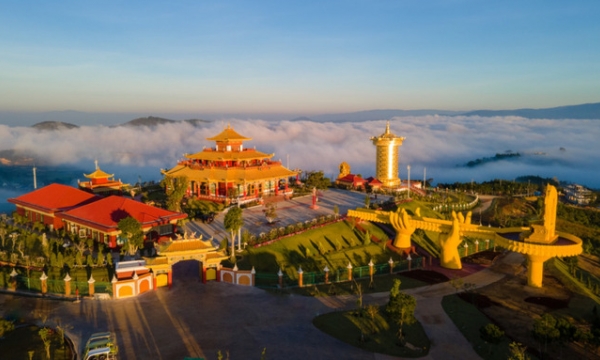 Quần thể Phật giáo Kim Cương Thừa đặt Đại bảo tháp Kinh luân dát vàng 24K lớn nhất thế giới của Việt Nam, chứa hơn 1 tỷ câu chú