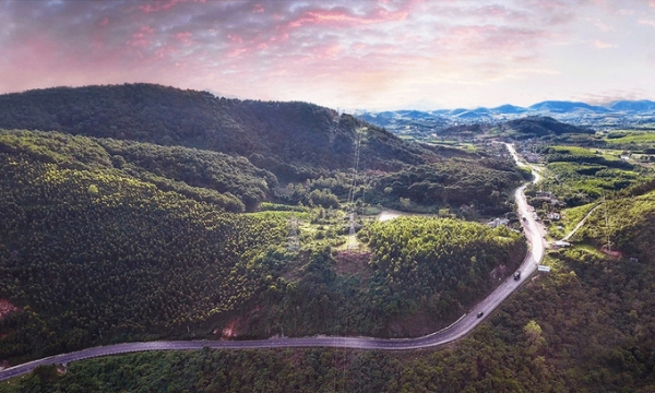 Cung đèo 'Cổng Trời' đẹp như phim trên quốc lộ 19, một bên là núi, bên kia là vực thẳm