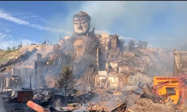 Hoả hoạn thiêu rụi ngôi chùa 1.500 tuổi, để lại vẹn nguyên bức đại Phật được làm từ đất nung và đặt trong nhà lớn nhất thế giới