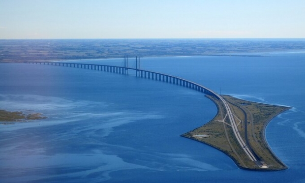 Cây cầu mất hút giữa biển nối 2 quốc gia, là đường biên giới kết hợp phi thường giữa cầu dây văng và đường hầm xuyên biển