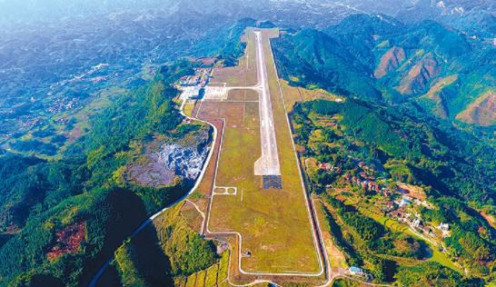 San phẳng 65 ngọn núi lớn nhỏ để xây sân bay ở rìa vách đá, đường băng siêu hẹp lộ diện ở độ cao gần 700m