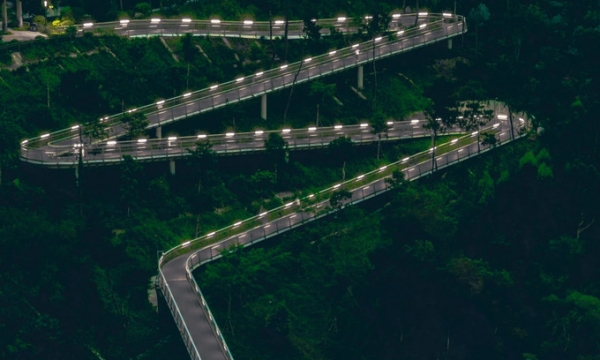 'Xẻ ngang' ngọn núi xây công trình giao thông 'đẳng cấp' 23km với đường đi bộ trên cao và 7 cây cầu đi bộ