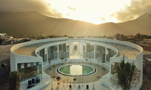 Nhà ven biển 4.000m2 của chân dài Việt lấy đại gia hơn 26 tuổi vừa thắng giải kiến trúc quốc tế