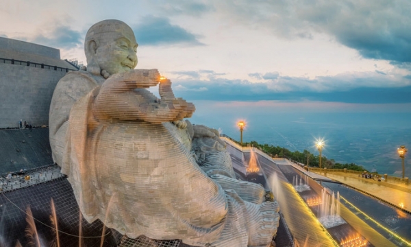 Chiêm ngưỡng tượng Bồ Tát Di Lặc lớn hàng đầu thế giới của Việt Nam nặng hơn 5.000 tấn, làm từ 6.688 viên đá sa thạch tự nhiên