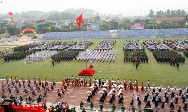 12.000 người, 18 khẩu lựu pháo cùng 12 máy bay trực thăng được huy động để tham gia lễ diễu binh, diễu hành kỷ niệm 70 năm Chiến thắng Điện Biên Phủ