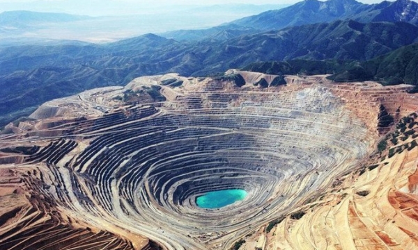 Quốc gia rộng gấp 30 lần diện tích Việt Nam sở hữu mỏ đồng lộ thiên sâu đến 1.200m, trải qua 3 vụ nổ mỗi ngày trong suốt 100 năm khai thác