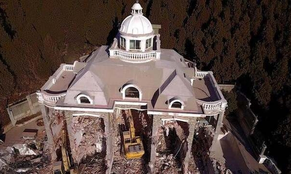 Phá dỡ ‘siêu biệt thự’ 2.000m2 xây dựng trái phép theo phong cách “Nhà Trắng”, chính quyền cưỡng chế, thông báo cho người dân di dời khẩn cấp