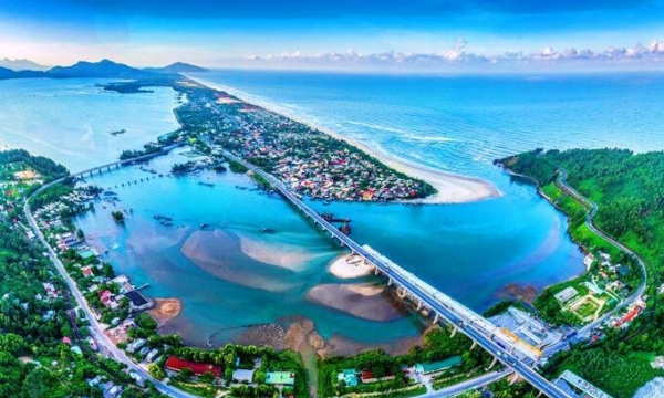 Hàng chục dự án bị lãng quên tại vịnh biển đẹp nhất thế giới ở Việt Nam