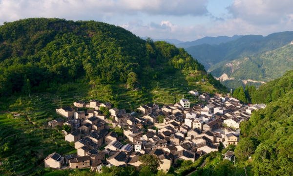 Ngôi làng nghìn tuổi tách biệt hoàn toàn với thế giới: Nằm ở độ cao 936m, có lúc chỉ còn khoảng 30 người cao tuổi bám trụ