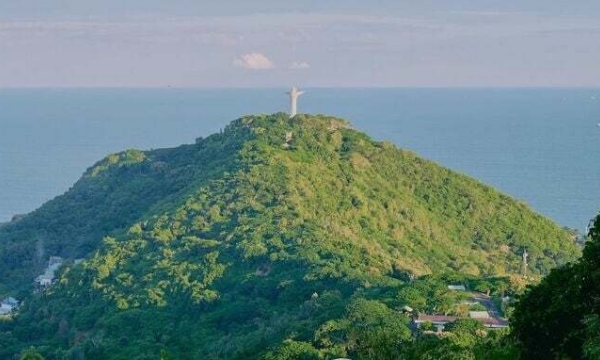 Bí ẩn ‘quần thể’ tượng Thần Tài đặt dọc ngọn núi gắn liền với chuyện tình của con vua Thủy Tề tại thành phố biển đẹp nhất nhì Việt Nam