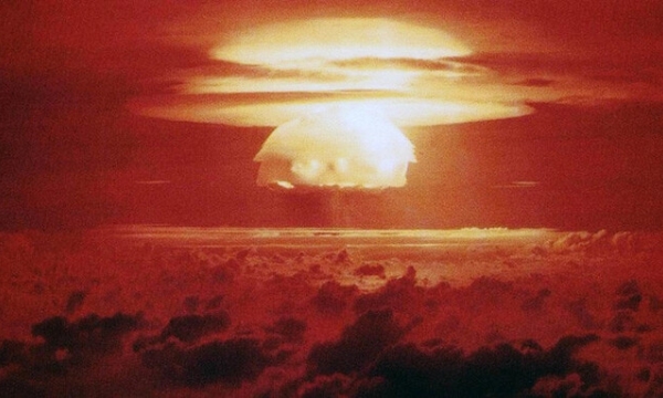 Vụ nổ có sức công phá mạnh gấp 1.000 lần quả bom nguyên tử được thả xuống Nagasaki và Hiroshima, hàng triệu tấn cát bắn lên không trung bao trùm người dân sống trên đảo
