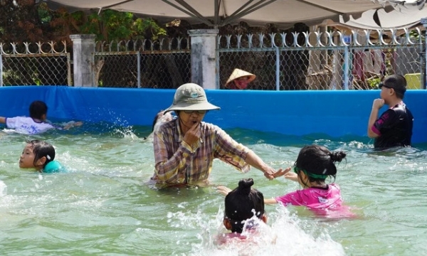 Quỹ phát triển tài năng Việt tặng hồ bơi để dạy bơi cho trẻ em nghèo