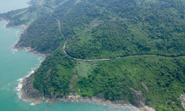 Chiêm ngưỡng tuyến đường sắt ‘kết nối di sản’ được mệnh danh đẹp nhất Việt Nam, có thể ngắm ‘Thiên hạ đệ nhất hùng quan’