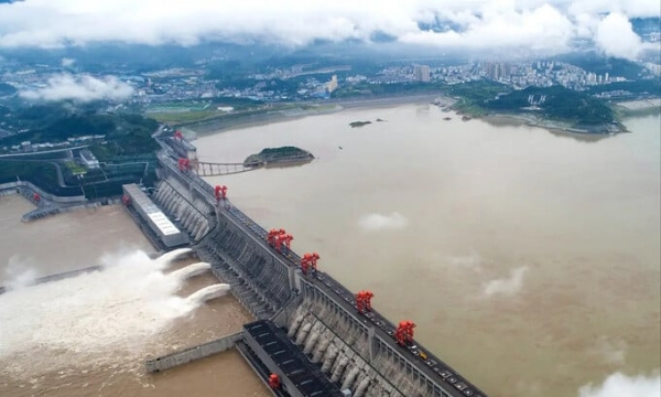 Phá hủy đê đổ 186.000m3 đất đá xuống lòng sông xây 'siêu đập', Trung Quốc thả 10.000 con cá để 'cấp cứu' dòng sông dài nhất châu Á?