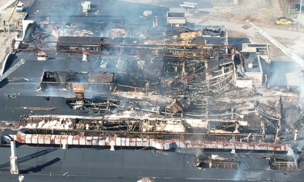 Hỏa hoạn phá hủy nhà máy sản xuất máy bay lịch sử, chính quyền họp khẩn để đánh giá thiệt hại