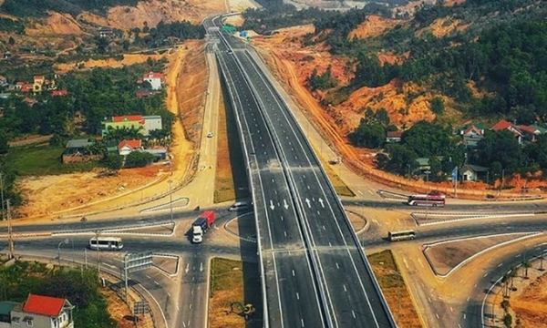 Hình ảnh đại công trường tuyến cao tốc xuyên hầm phức tạp nhất cao tốc Bắc - Nam trước ngày thông xe 30/4
