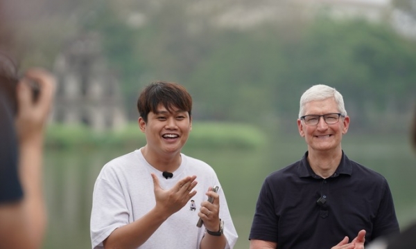 Tới Việt Nam, CEO Apple Tim Cook khen 'đất nước sôi động và xinh đẹp', gặp gỡ ca sĩ Mỹ Linh, Duy Thẩm, người dùng đoán sắp có 'tin vui' ở Việt Nam