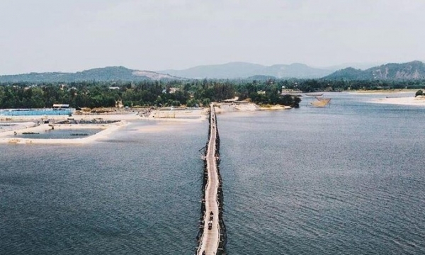 Độc lạ cây cầu gỗ dài nhất Việt Nam: Từng bị lũ cuốn trôi sập mất, là tuyến đường tắt nối các điểm tham quan nổi tiếng nhất nhì xứ 'hoa vàng trên cỏ xanh'