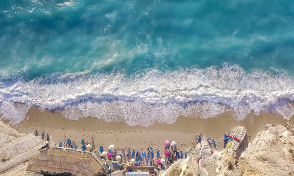 Phát hiện 'bãi biển gương' xanh nhất thế giới