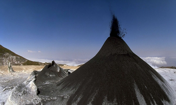 Ngọn núi lửa 370.000 năm tuổi có 1-0-2 trên thế giới: Phun ra dung nham màu đen, nhiệt độ chỉ bằng 1 nửa so với núi lửa thông thường