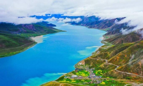 Kỳ lạ hồ nước tuyệt đẹp nằm ở độ cao hơn 4.000m, chứa 800.000 tấn cá nhưng tuyệt nhiên người dân không ai dám ăn