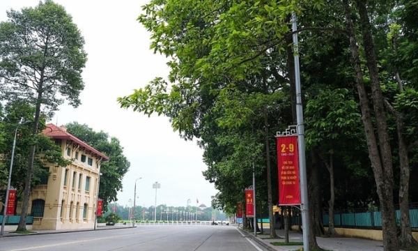 Con đường đi qua quảng trường sức chứa tới 200.000 người lớn nhất Việt Nam, từng là một phần của thành Thăng Long