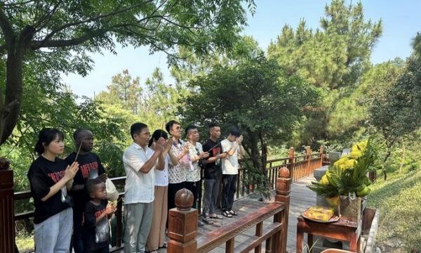 Hành trình xuyên Việt của Quang Linh Vlogs cùng bố con Lôi Con: Về thăm quê Bác, viếng thăm mộ Đại tướng Võ Nguyên Giáp