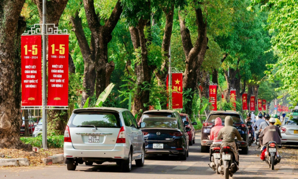 Đường phố Hà Nội rực rỡ sắc đỏ mừng ngày lễ lớn của đất nước