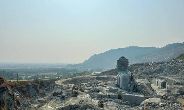 Việt Nam có tượng Phật khổng lồ giữa mỏ đá dưới chân núi, 6 năm thi công vẫn chưa hoàn thiện