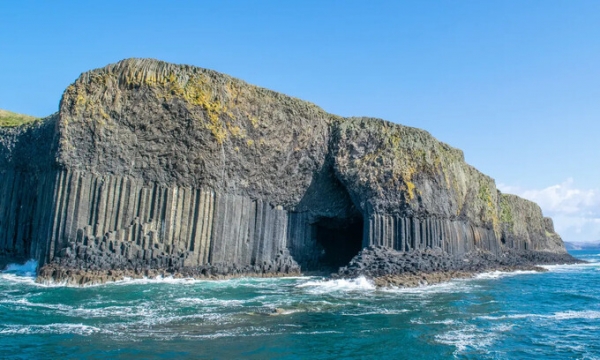 Khám phá hang động 60 triệu năm tuổi phát ra âm thanh bí ẩn trên hòn đảo không người ở