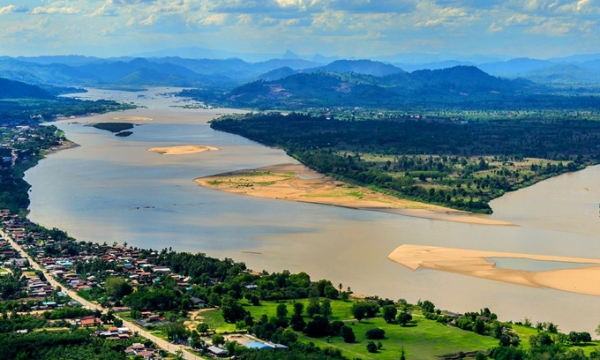 Hùng vĩ dòng sông dài nhất chảy qua lãnh thổ Việt Nam với diện tích lưu vực chiếm 20% diện tích của cả nước, cung cấp nước cho 2/7 vùng kinh tế