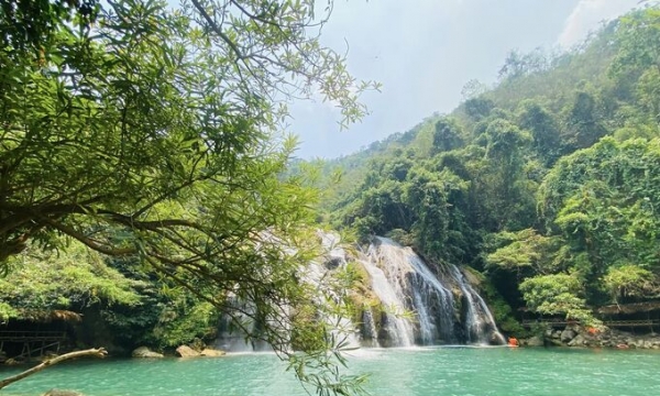 Xuất hiện thác nước đẹp hoang sơ ẩn mình giữa rừng nguyên sinh, cách Cửa khẩu Lao Bảo khoảng 90km, nườm nượp du khách giải nhiệt ngày nắng nóng