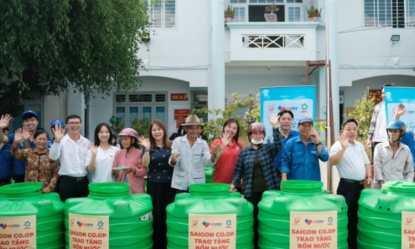 Saigon Co.op trao tặng nước sinh hoạt cho bà con vùng hạn mặn Gò Công
