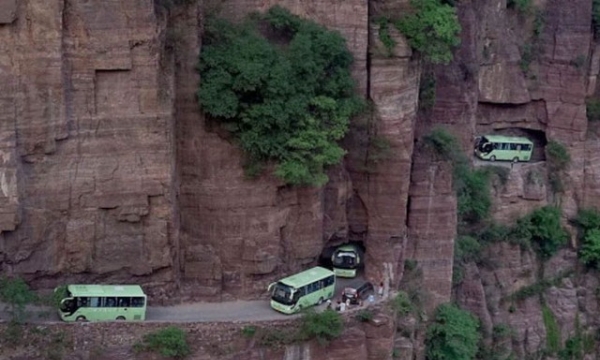 Cung đường hầm nguy hiểm nhất thế giới được đào hoàn toàn thủ công trên vách núi dựng đứng cao 1.700m, kết nối ngôi làng từng bị cô lập hơn 600 năm