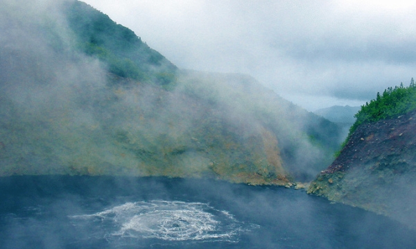 Khám phá hồ nước ‘tử thần’, quanh năm sôi sùng sục: Đã từng biến mất hơn 120 năm, nguy hiểm nhưng vẫn hút du khách