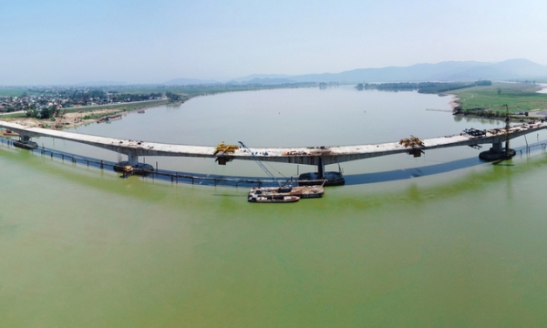 Cây cầu vượt sông lớn nhất cao tốc Bắc - Nam chuẩn bị thông xe