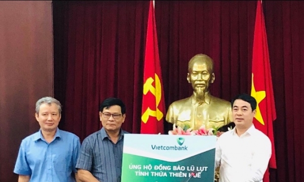 Cùng đồng bào miền Trung vượt khó, Vietcombank ủng hộ 11 tỷ đồng