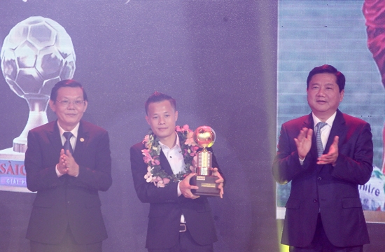 Thành Lương lần thứ 4 nhận danh hiệu Quả bóng vàng Việt Nam
