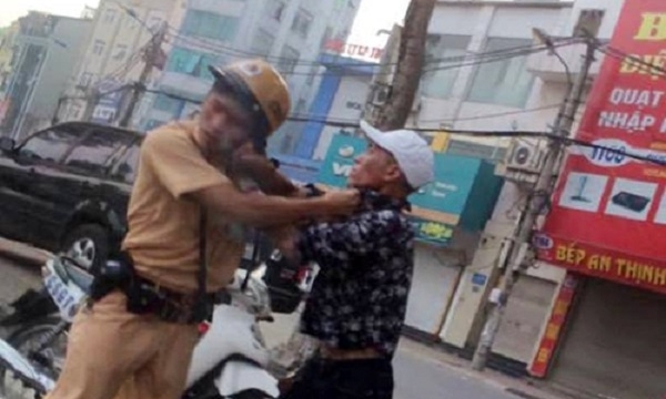 Hà Nội: Nam thanh niên tát vào mặt cảnh sát giao thông bị khởi tố