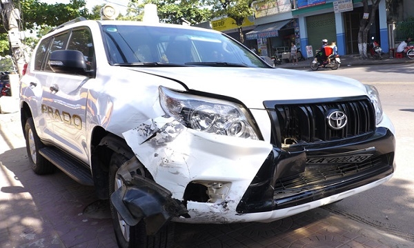 Ô tô ‘’điên’’ tông liên tiếp 6 xe máy khiến nhiều người bị thương