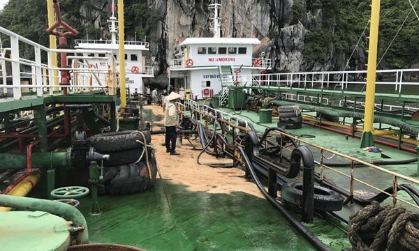 Quảng Ninh: Hơn 200 lít dầu tràn ra vịnh Hạ Long