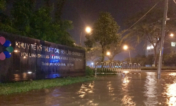 Nhiều tuyến đường quận Bình Tân bị 'cô lập' sau mưa 