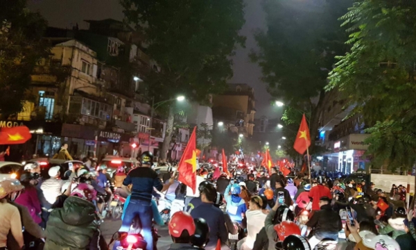 Hàng chục ngàn người tưng bừng mừng chiến thắng lịch sử của U23 Việt Nam